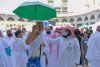 وكالة الخدمات الاجتماعية والتطوعية والإنسانية توزع عددًا من المظلات على قاصدي المسجد الحرام اليوم الجمعة