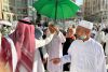 ضمن مبادرة "حفاوة" الرئاسة توزع المظلات على كبار السن في المسجد الحرام