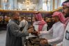وكالة المعارض والمتاحف توزع عددًا من الهدايا على قاصدي المسجد الحرام