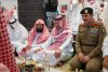 سمو نائب أمير مكة يشارك منسوبي الرئاسة ورجال الأمن طعام الإفطار ‏في المسجد الحرام