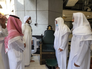 المشرف على الشؤون العلمية والتوجيهية يقف على أعمال برنامج إجابة السائلين في المسجد الحرام