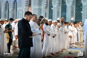 المصلون يؤدون صلاة التهجد لليلة الخامس والعشرين من شهر رمضان المبارك