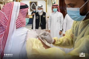 إطلاق مبادرة لتطعيم موظفي مجمع الملك عبدالعزيز لكسوة الكعبة المشرفة