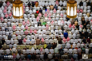 جموع المصلين تؤدي صلاة التراويح لليلة السادسة من شهر رمضان المبارك بالمسجد الحرام وتوسعاته وساحاته
