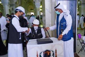 رفع أجهزة القياس الحراري الموجودة على مداخل المسجد الحرام