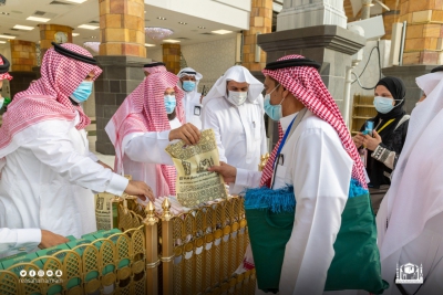 ضمن حملة &quot;خدمة الحاج والزائر وسام شرف لنا&quot;، &quot; الرئيس العام&quot; يشارك في توزيع الهدايا على ضيوف الرحمن