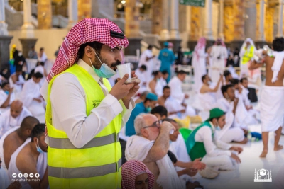 من الميدان.. منسوبو الرئاسة: رشفة ماء تذهب الظَّمأ وخدمة ضيوف الرحمن لحظات الإفطار تسعد القلب