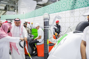 استمراراً في استثمار آليات الذكاء الاصطناعي في خدمة ضيوف الرحمن؛ الرئيس العام يدشن عدداً من آليات النظافة الجديدة في المسجد الحرام