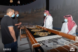 حياكة كسوة الكعبة المشرفة تجذب زوار معرض مشروعات مكة الرقمي في قبة جدة