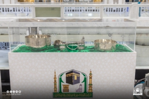 طالبات القسم النسائي بمعهد الحرم المكي الشريف في زيارة لمعرض أدوات غسل الكعبة