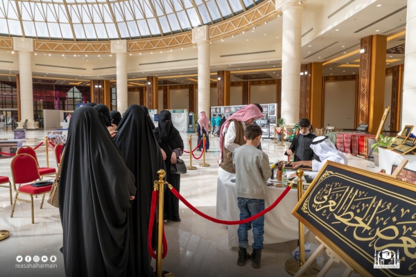 معرض عمارة الحرمين الشريفين بالقصيم يتيح لمرتاديه تجربة حياكة ثوب الكعبة وتعلم الخط العربي