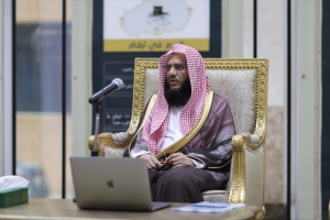 إمام المسجد النبوي الشيخ خالد المهنا يلقي درساً لطلاب معهد وكلية الحرم المكي الشريف