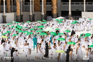 وكالة الخدمات الاجتماعية والتطوعية والإنسانية تقوم بتوزيع المظلات الشمسية على قاصدي المسجد الحرام