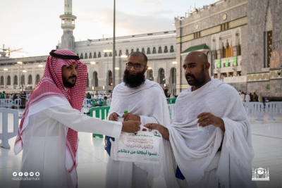 مجلس شباب الرئاسة التطويري يقوم بتوزيع وجبات الإفطار لضيوف الرحمن في ساحات المسجد الحرام