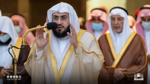 أمير منطقة مكة المكرمة يتقدم جموع المصلين بالمسجد الحرام لأداء صلاة الاستسقاء