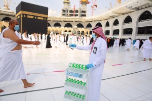توزيع (100) ألف عبوة ماء زمزم وقت صلاة الجمعة في المسجد الحرام