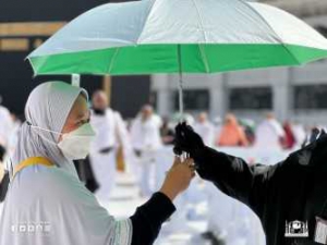 وكالة الشؤون النسائية بالمسجد الحرام توزع المظلات على قاصدات البيت الحرام