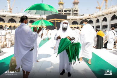 ضمن &quot;حملة خدمة معتمرينا شرف لمنسوبينا&quot; توزيع (١٠٠٠٠) مظلة اليوم الجمعة بالمسجد الحرام