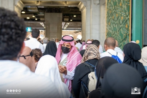 (1028) موظفا على أبواب المسجد الحرام لخدمة الزائرين والمعتمرين.