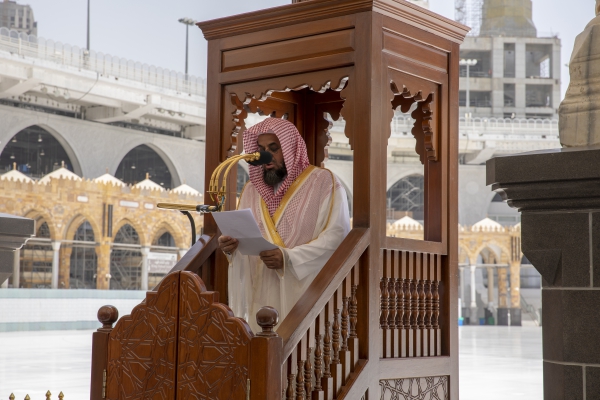 الشيخ الشريم في خطبة الجمعة .... الدنيا مسرح الحياة جعلها الله ذلولاً للناس ليمشوا في مناكبها ويأكلوا من رزقه ولا يسرفوا فيها؛ فكن في الدنيا كأنك غريب