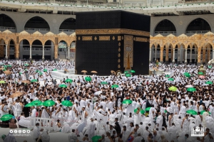 الرئاسة العامة لشؤون المسجد الحرام والمسجد النبوي توزع (7000) مظلة على المعتمرين بصحن المطاف يوم الجمعة