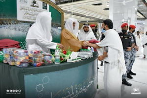 ضمن مبادرة &quot;كلنا عطاء&quot;.. الشيخ ياسر الدوسري يشارك في توزيع الهدايا لزوار المسجد الحرام