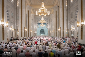 جموع المصلين تؤدي صلاة التراويح لليلة الرابعة من شهر رمضان المبارك بالمسجد الحرام وتوسعاته وساحاته