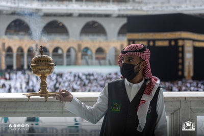 استقبال المصلين يوم الجمعة بدهن العود والبخور.. (10) تولات لتطييب الكعبة المشرفة و (30) مبخرة لتبخير المسجد الحرام