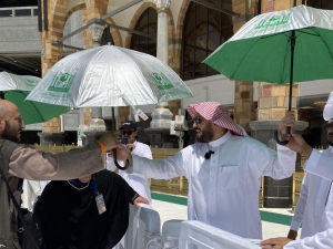 &quot;حملة الحاج والزائر وسام فخر لنا&quot; توزع (120) ألف مظلة وسجادة على الحجاج داخل المسجد الحرام خلال أدائهم طواف الوداع