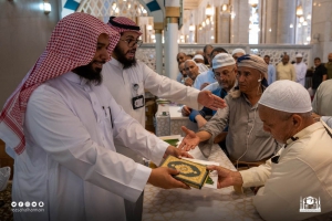 الادارة العامة للتوعية الرقمية تقدم الهدايا للقاصدين ضمن برنامجها ريادة ووفادة لموسم شهر رمضان المبارك