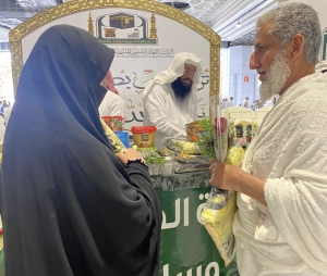 &quot;حملة الحاج والزائر وسام فخر لنا&quot; تستقبل ضيوف الرحمن لأداء طواف الإفاضة بالورد والفل والهدايا