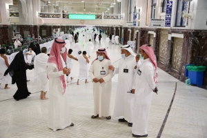 جولات ميدانية لتعزيز الجوانب الإيجابية ومتابعة الخدمات المقدمة في رحاب المسجد الحرام على مدار 24 ساعة