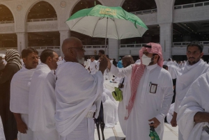 وكالة الخدمات الاجتماعية توزع المظلات الشمسية على قاصدي المسجد الحرام