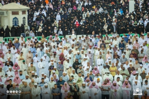 جموع المصلين تؤدي صلاة التراويح لليلة الخامسة من شهر رمضان المبارك بالمسجد الحرام وتوسعاته وساحاته
