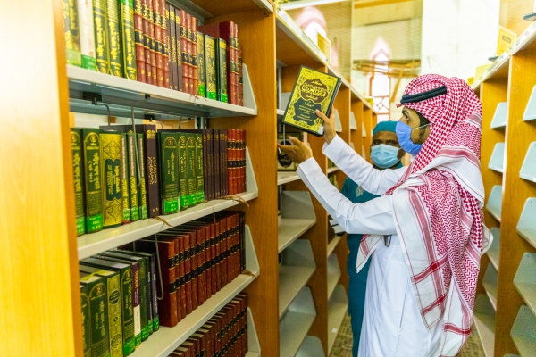 مكتبة المسجد الحرام تستكمل ترتيب الكتب للباحثين والمطلعين وفق التصنيف العالمي