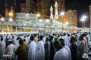 جموع المصلين تؤدي صلاة تراويح آخر ليلة من شهر رمضان المبارك بالمسجد الحرام وتوسعاته وساحاته