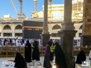 مجلس فتيات الرئاسة التطويري يقدم وجبات الإفطار الرمضانية للصائمات داخل المسجد الحرام
