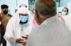 الرئيس العام يشارك في توزيع عبوات زمزم للمعتمرين والزوار بالمسجد الحرام