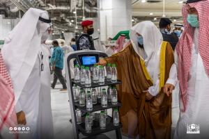 الرئيس العام يدشن الروبوت الذكي لتوزيع عبوات ماء زمزم