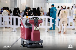 ضمن مبادرة كيف نكون قدوة في العالم الرقمي روبوت بسعة (٦٨) لترا للماء لتطهير المسجد الحرام