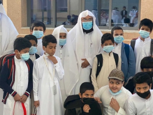 الرئيس العام يشارك أبناءه الطلاب في مدرسة حمزة الكوفي العودة الحضورية للمدارس