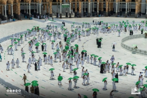 ضمن &quot;حملة خدمة معتمرينا شرف لمنسوبينا&quot; توزيع (5000) مظلة اليوم الجمعة بالمسجد الحرام