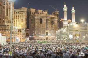 الحرمين الشريفين في أول ليلة من رمضان.. تميز تشغيلي وانسيابية في حركة الحشود