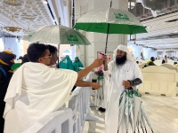 وكالة المسجد الحرام المساعدة للشؤون الاجتماعية توزع (10) آلاف مظلة على قاصدي المسجد الحرام اليوم الجمعة