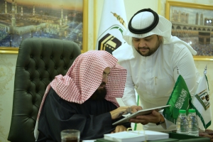 بصناعة سعودية تطابق معايير الجودة العالمية.. الرئيس العام يدشن (12) ألف سجادة في ساحات المسجد النبوي الشريف