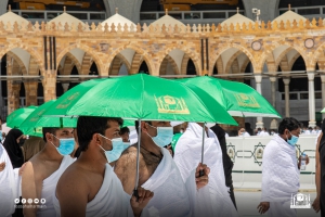ضمن حملة &quot;خدمة معتمرينا شرف لمنسوبينا&quot; توزيع (4) الآف مظلة على قاصدي المسجد الحرام