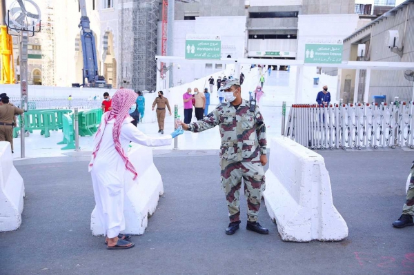 تزامناً مع &quot;اليوم العالمي للتطوع&quot; سقيا زمزم توزع عبوات الماء المبارك على رجال الأمن بالمسجد الحرام