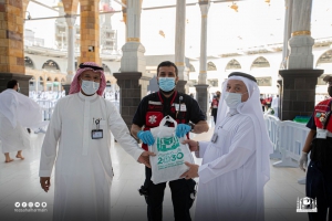 وكالة شؤون المسجد الحرام توزع الهدايا على قاصدي بيت الله الحرم  ومنسوبي الجهات المشاركة