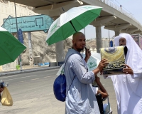 &quot;حملة الحاج والزائر وسام فخر لنا&quot; توزع (100) ألف مظلة وسجادة على ضيوف الرحمن في مشعر منى