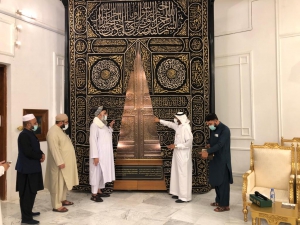 وزير الشؤون الدينية بدولة باكستان يزور مجمع الملك عبدالعزيز لكسوة الكعبة المشرفة